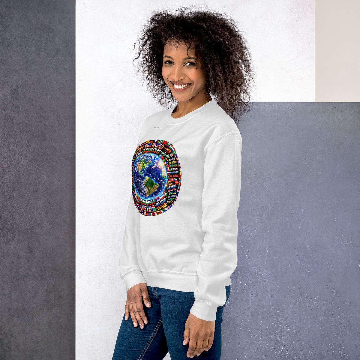 ONE WORLD • ONE TEAM Sweatshirt – Farbe Weiß, Seitenansicht (am Model)