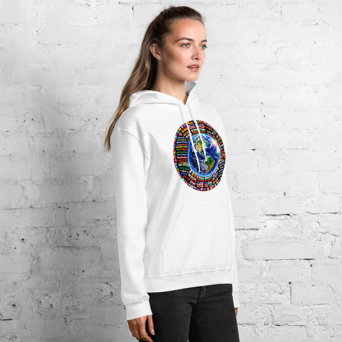 ONE WORLD • ONE TEAM Hoodie – Farbe Weiß, Seitenansicht (am Model)