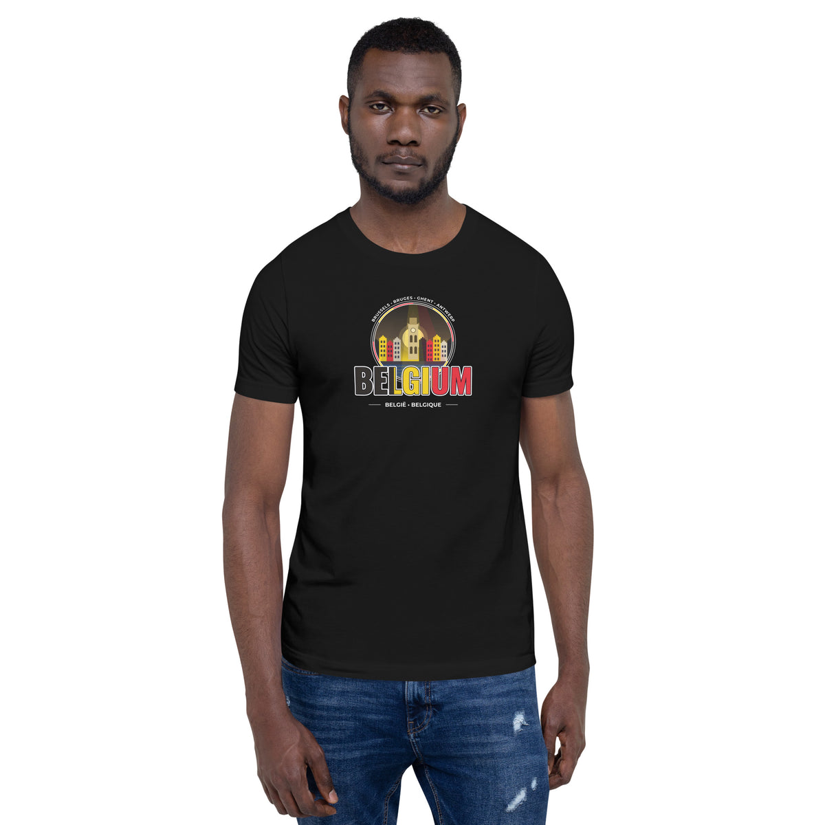T-shirt BELGIË – Brussel, Brugge & Gent, zwart, gedragen, illustratie in zwart, geel en rood