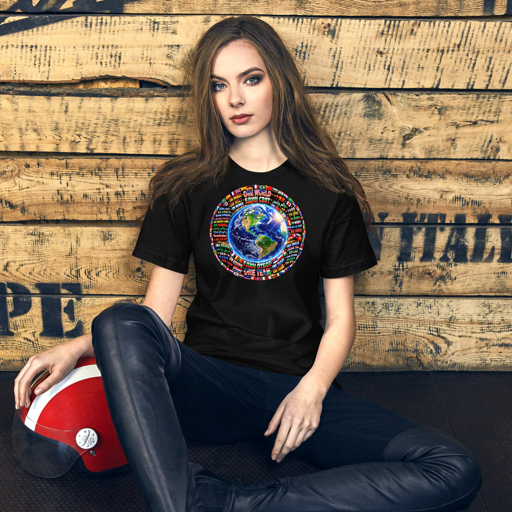 Черна тениска с дизайн ONE WORLD • ONE TEAM (земно кълбо в кръг от знамена), носена от седнала жена до каска, дървен фон
