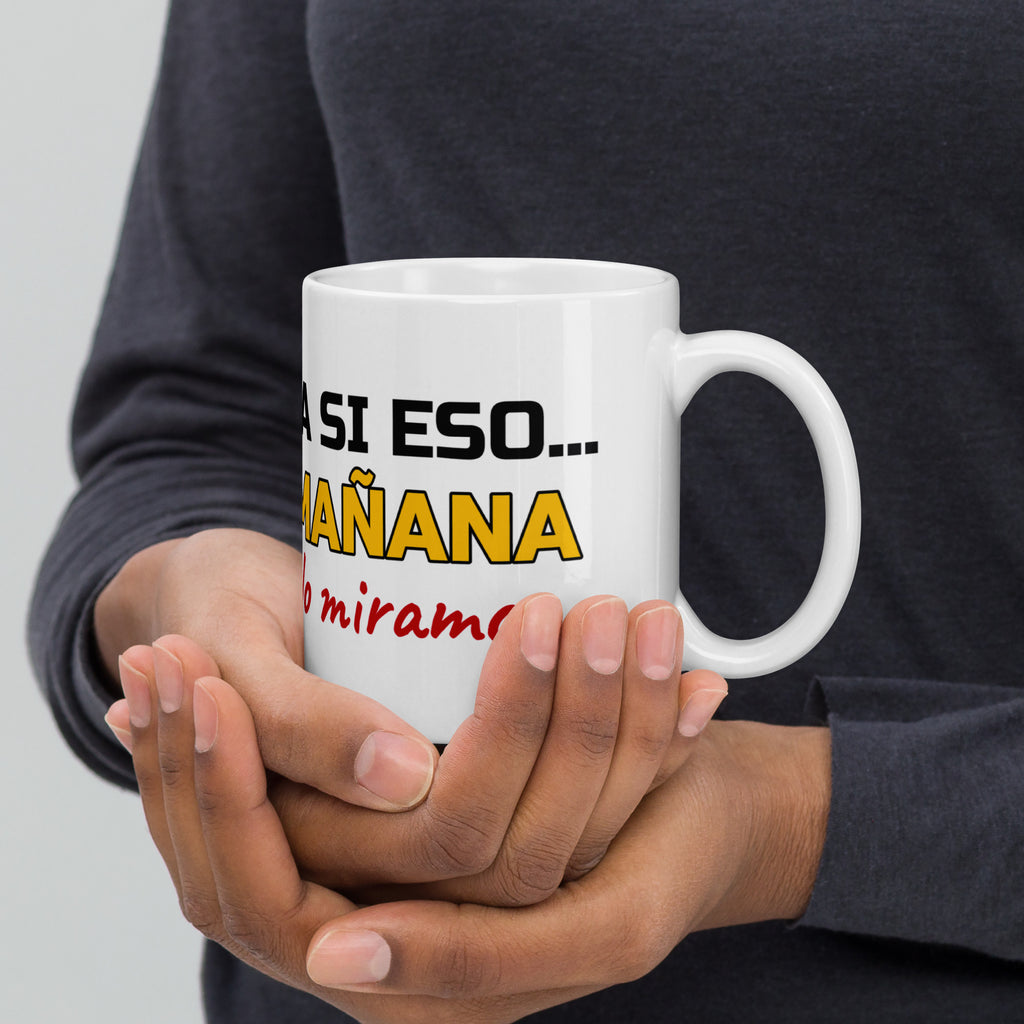 Taza «Ya si eso… mañana lo miramos» – regalo divertido – diseño original TWOK®, imagen 1 de 2